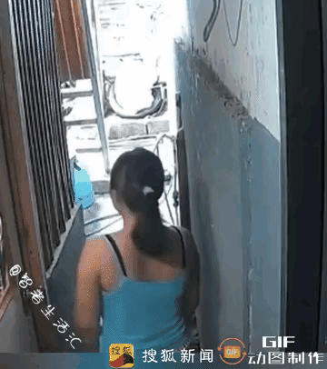 监控拍下堪称奇迹的一幕！
一名三岁幼童不慎从二楼坠落，就在下坠的危急瞬间，家人刚