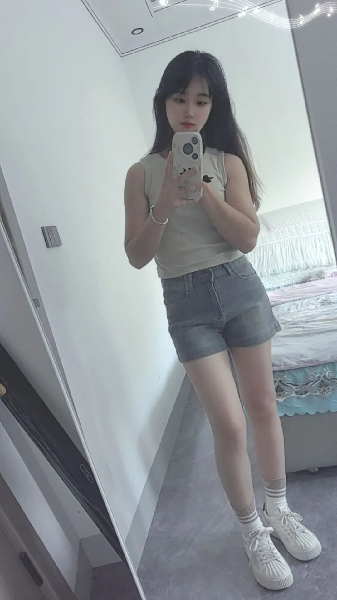 真正的爱是克制不住的，是不清醒的，会胡思乱想、惦记、心疼，是想要见面...