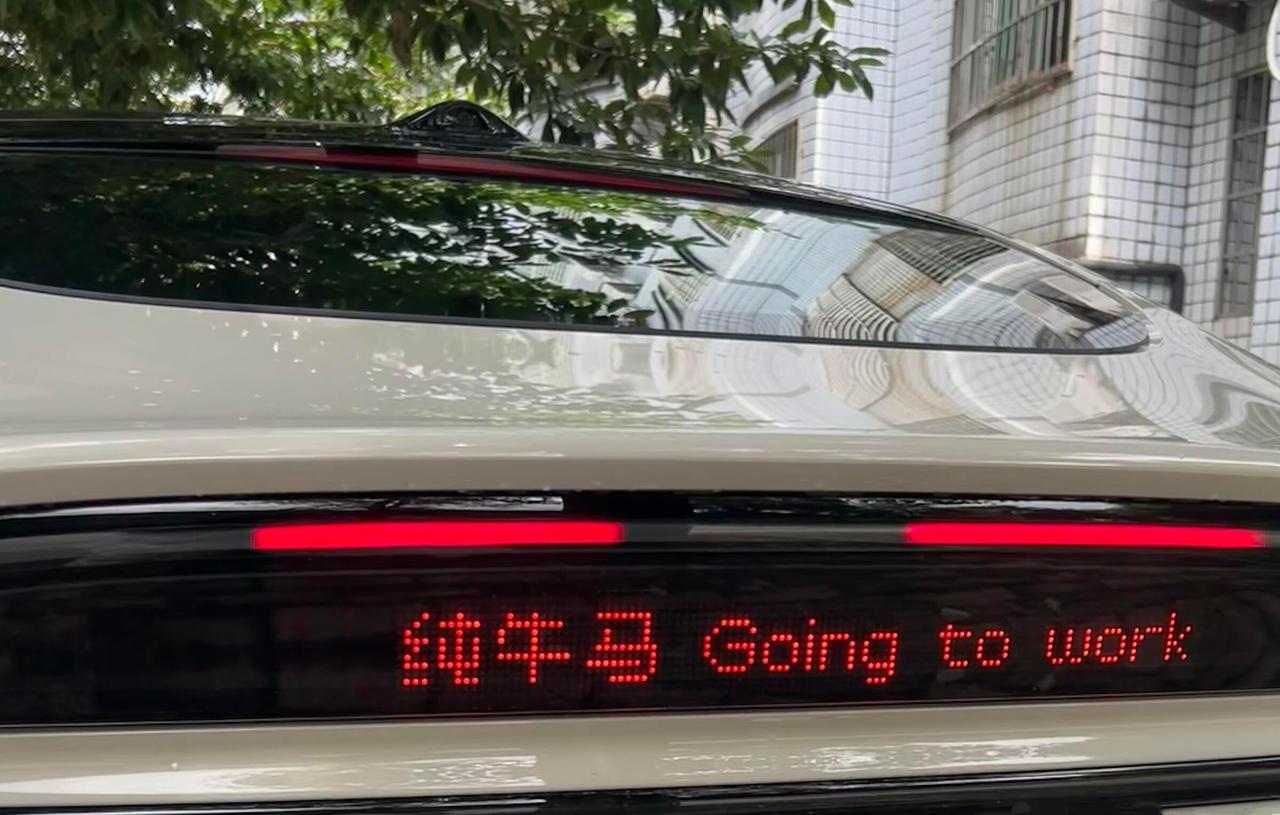 最近关于新一轮国标修订的讨论，其实挺有代表性。隐藏式门把手、半幅方向盘被纳入更严