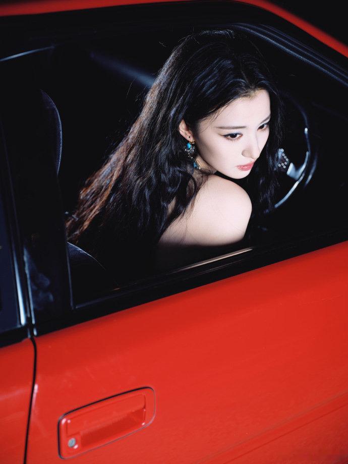 王楚然高端颜值往往采用朴素妆造 王楚然明媚大美人，这也太好看了吧有一种女大佬的气