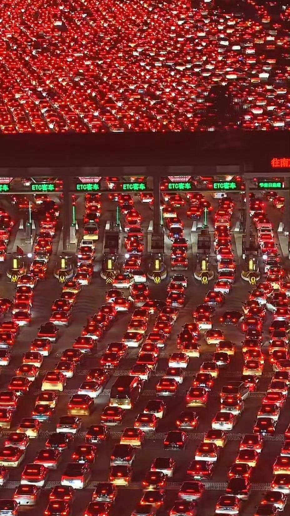 奇观！高速变高堵！高速节假日为什么免费？为了鼓励出去玩！那可以每台车，送2000
