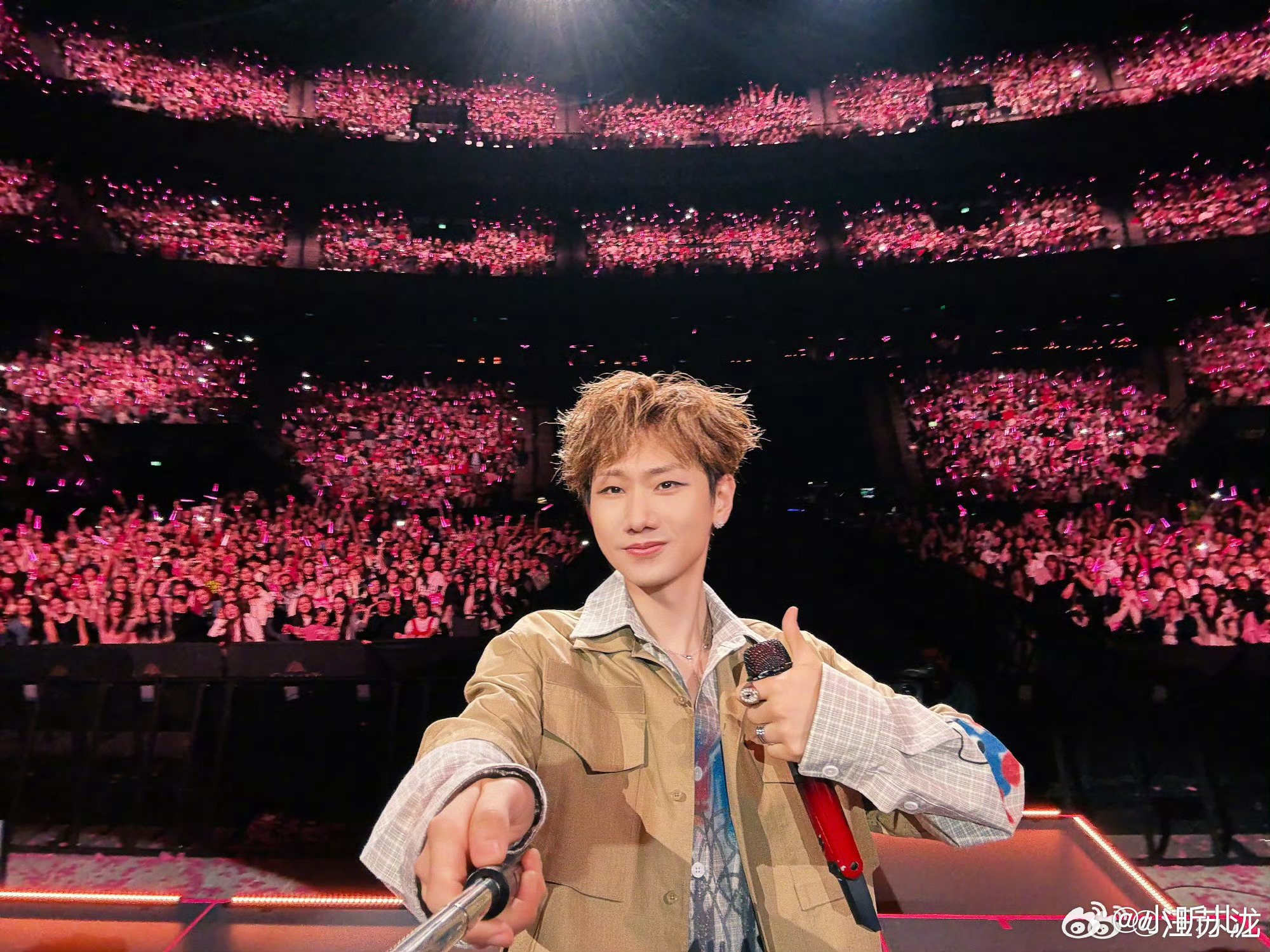 汪苏泷今天不握手了今天不握手，是为了更好地相见呀！他在台上挥手的样子超可爱，这种
