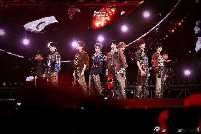 这个上车顺序真的太有意义了，既是上楼顺序也是成长轨迹的见证，看着少年们从青涩到成