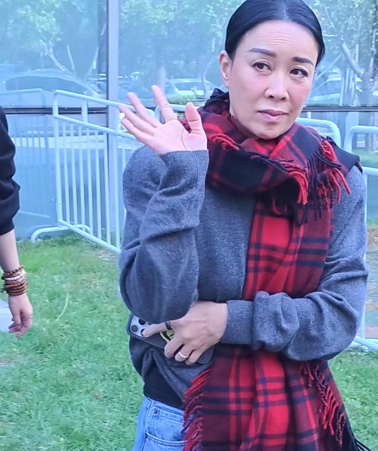 看来肖战演唱会没邀请那英
那英现在还在北京的家里休息
21号在成都开完演唱会，就