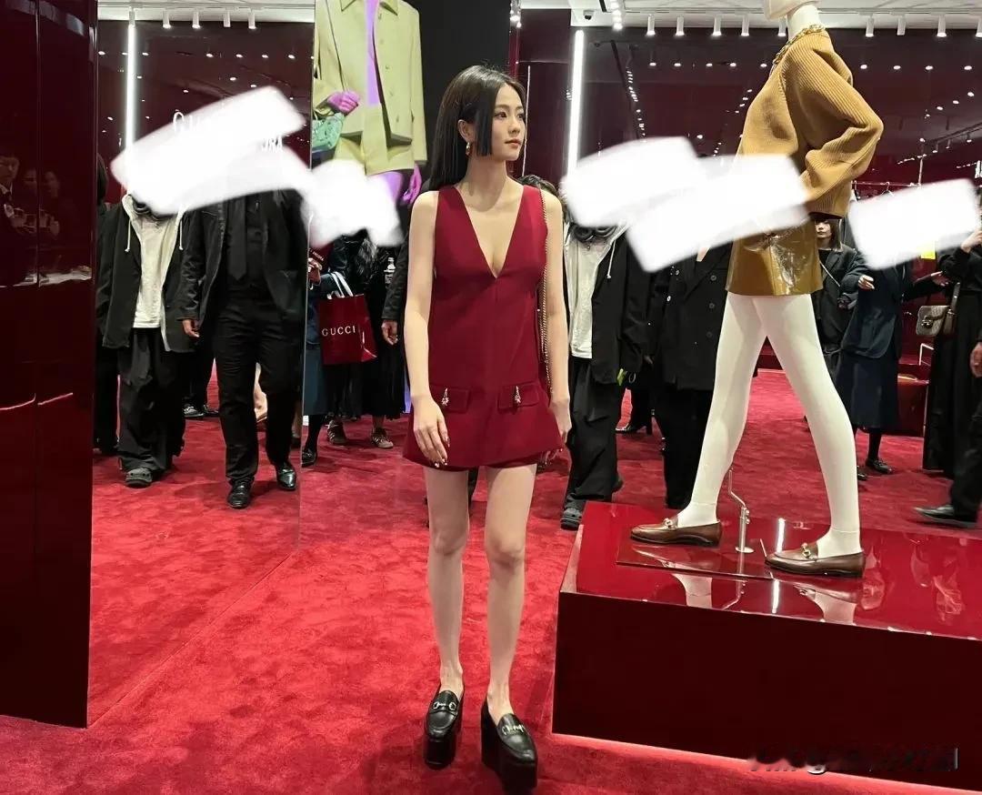 女星穿着红色短裙、黑色厚底鞋参加gucci活动，大家看到这一身造型都在吐槽她土的