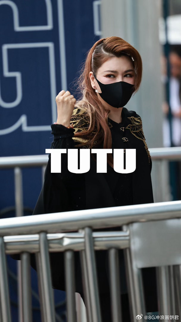 随橙想乌兰图雅在乘风又唱又跳 蒙古族抖肩加disco步，这个混搭只有乌兰图雅能驾