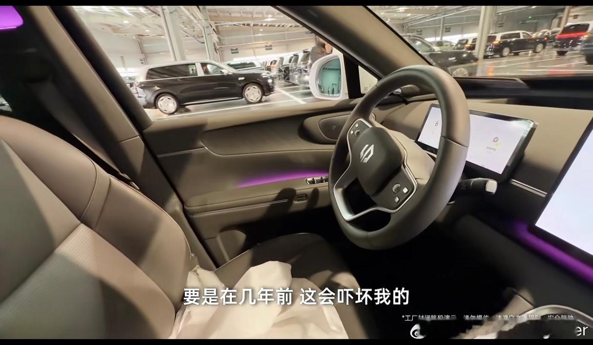 哈蒙德又恰上了，这次是零跑。零跑也给他震惊到了，不过震惊的是生产线，车是全自动，