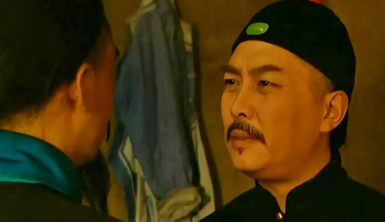 公元1697年，大学士尹泰酒后乱性，强行宠幸了夫人身边端茶倒水的丫鬟，不久，丫鬟