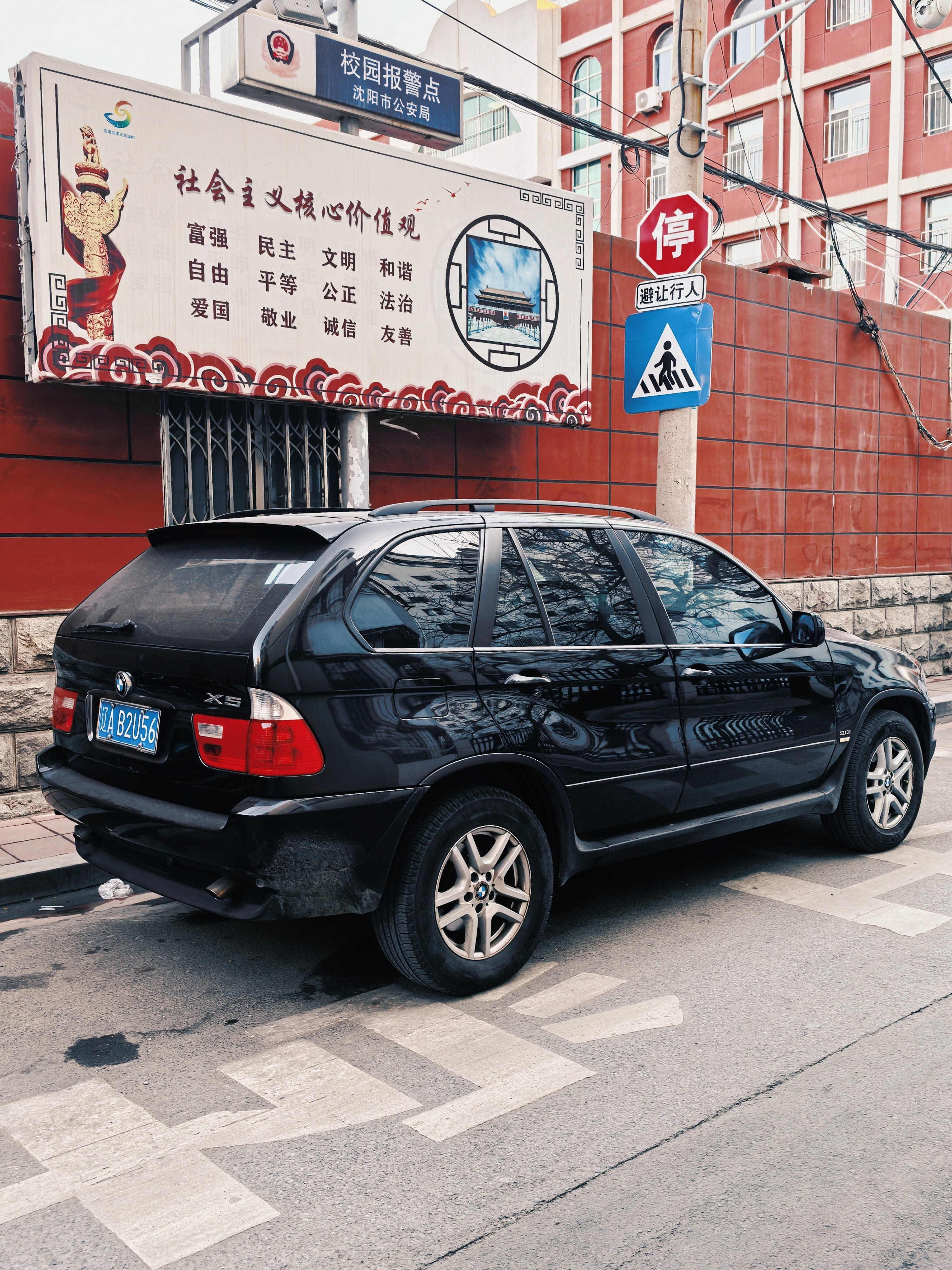 这代宝马X5现在看依然非常帅！接孩子放学总能看到这台车，保养的很好。 