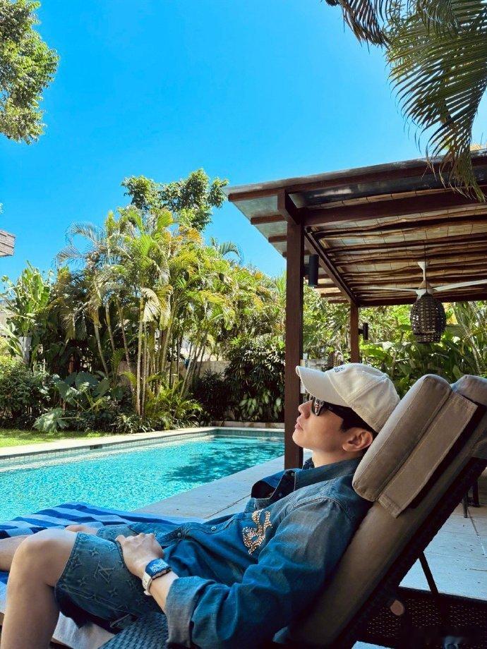 #林俊杰泳池边晒太阳##林俊杰晒太阳plog# 林俊杰在泳池边晒太阳的样子太有魅