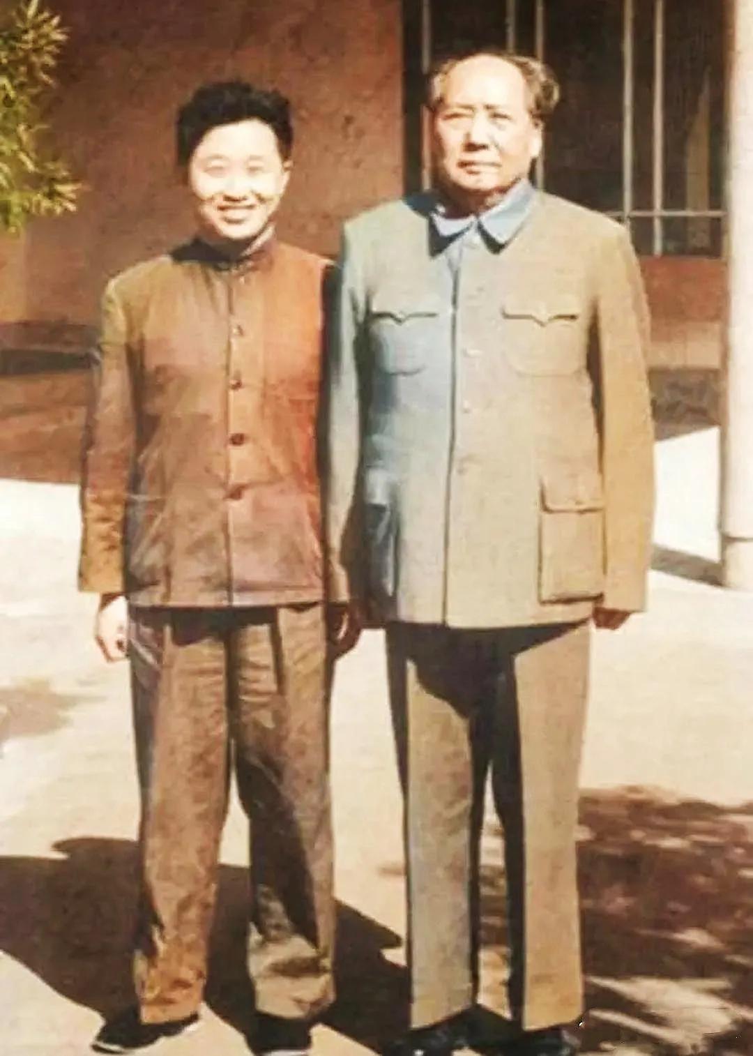 照片中这个人叫做周福明，是毛主席御用理发师，一共为主席理了16年头发。在为毛主席