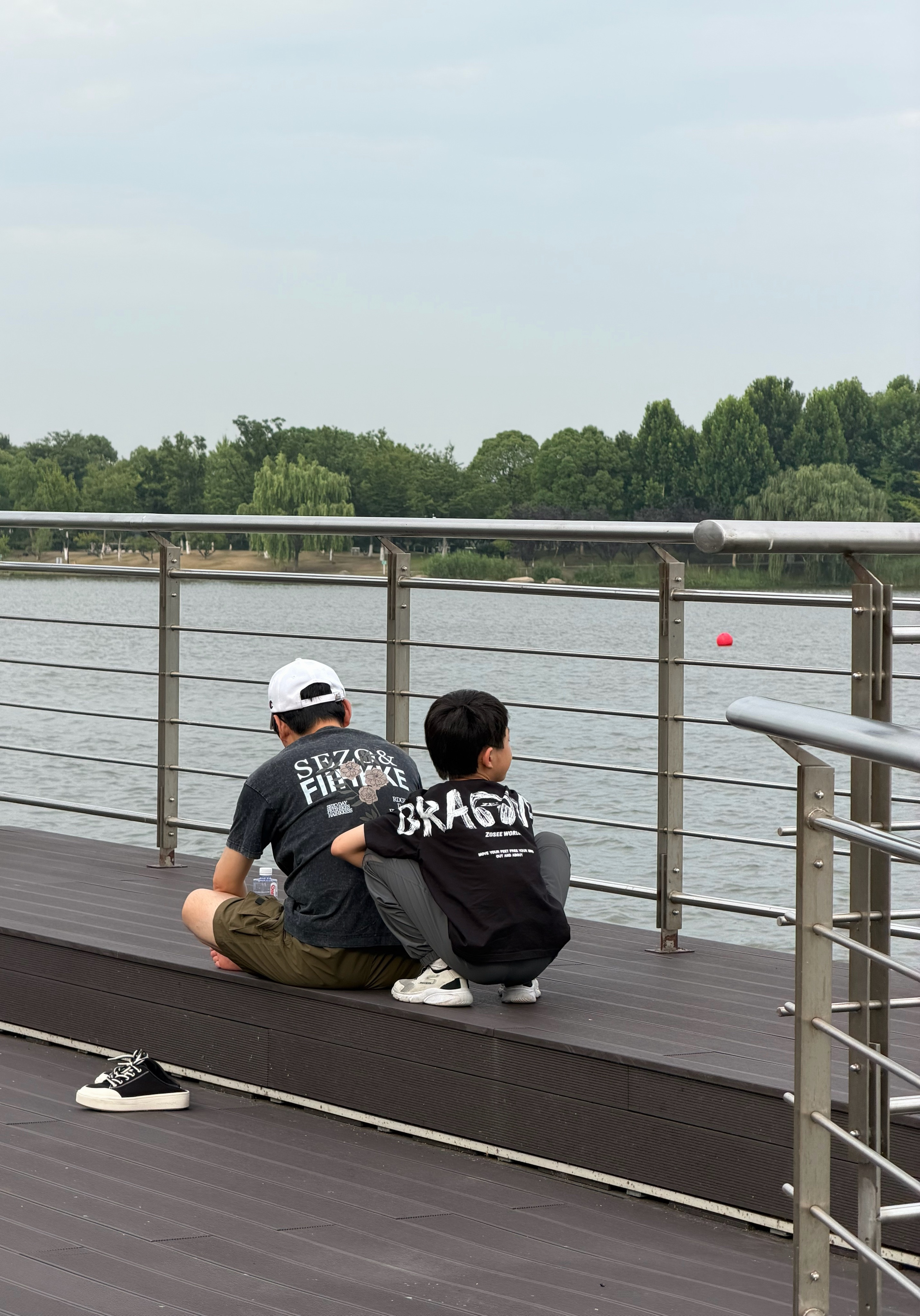 今天还挺凉快，湖边吹吹风，主要是娃必须鸡眼睛。 