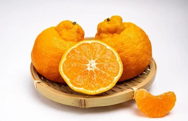 央视曝光！咱们常吃的耙耙柑、油桃、杨梅集体“塌房”，这水果圈真是让人不敢下嘴了