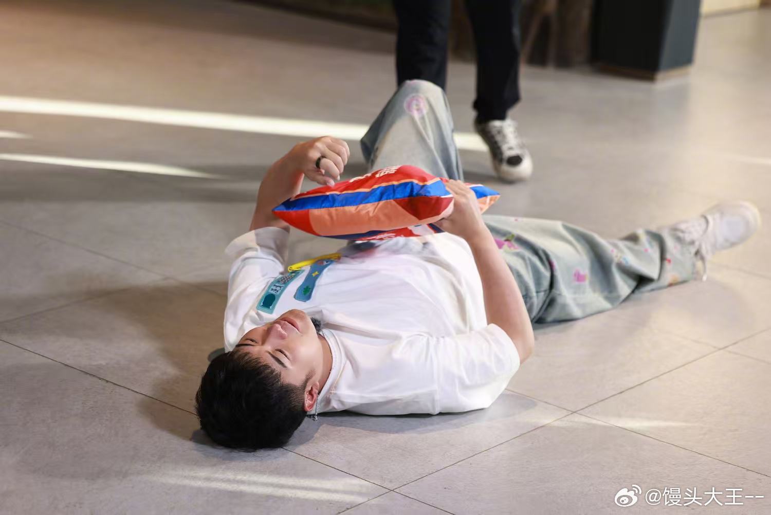 陈赫让鹿晗把他挂包上带走陈赫五哈团旅游吉祥物哈哈哈哈哈 玩笑归玩笑不得不说适配度