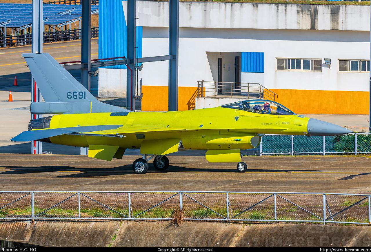 伪台空军“凤展专案”的最后一架F-16AM战斗机上周出厂进行飞行测试
编号669
