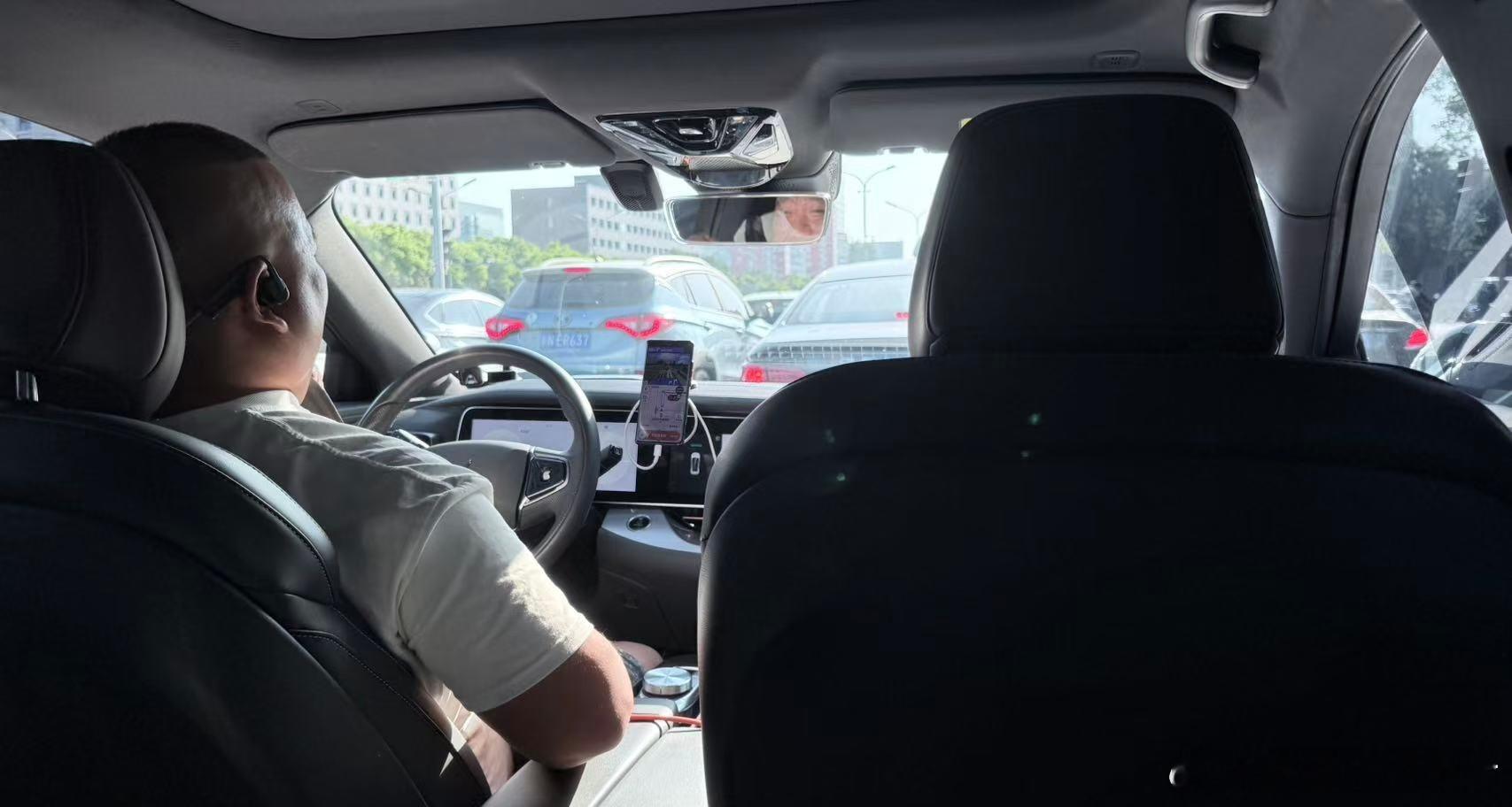 打了辆北汽极狐阿尔法S，司机说这车刚买不久，花了13万，比去年便宜2万。之所以买