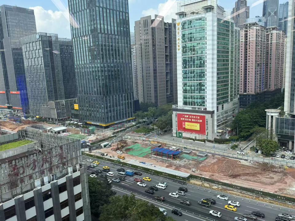 既可以分流一部分人流，稀释马路的拥堵状况，也可以让城市建界面更美丽。