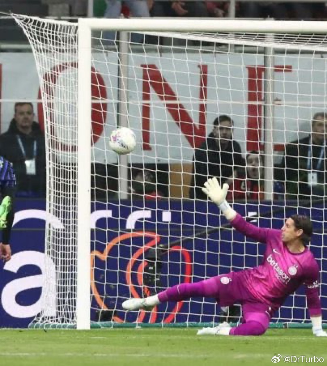 另外多说两句索默 对方在这种情况下射门 封不住近角 类似的情况已经出现多少次了？