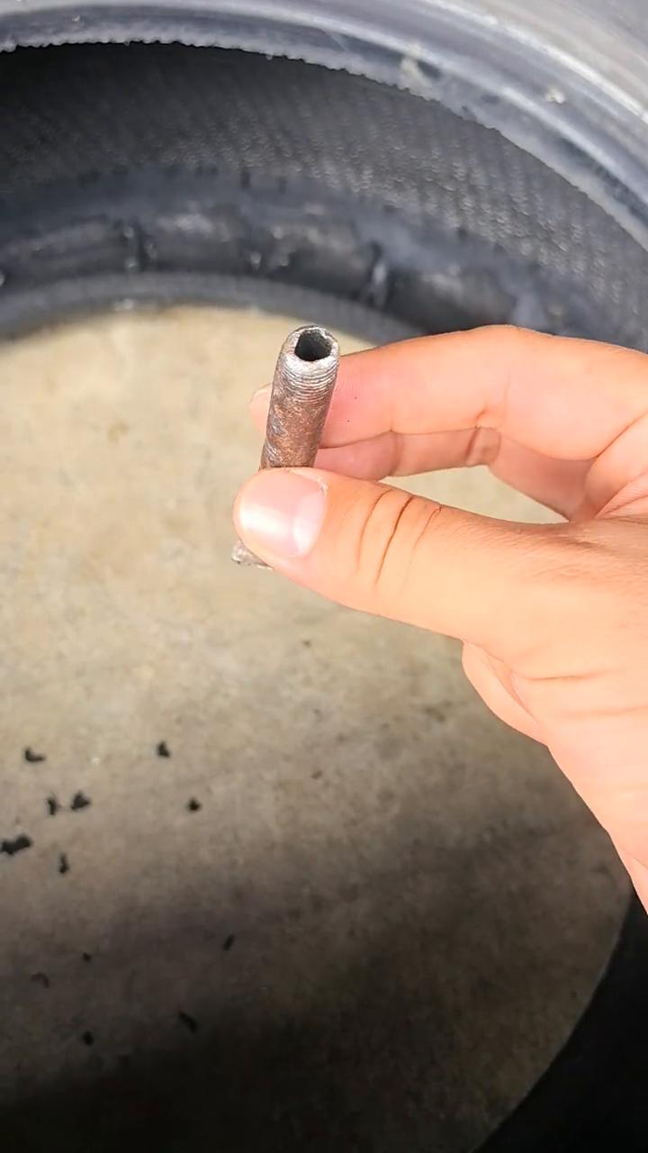 大车轮胎气密芯，这家伙炸废了给我顺字干进去了，废我一条胎。