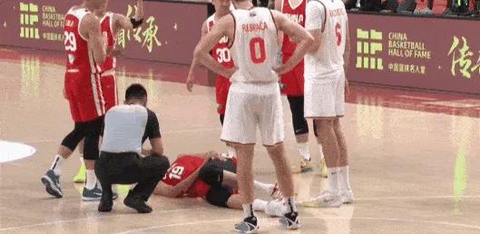 突发伤情！徐昕接球遭撞击胯部倒地受伤，暂回替补席休养

中国男篮与KK FMP的