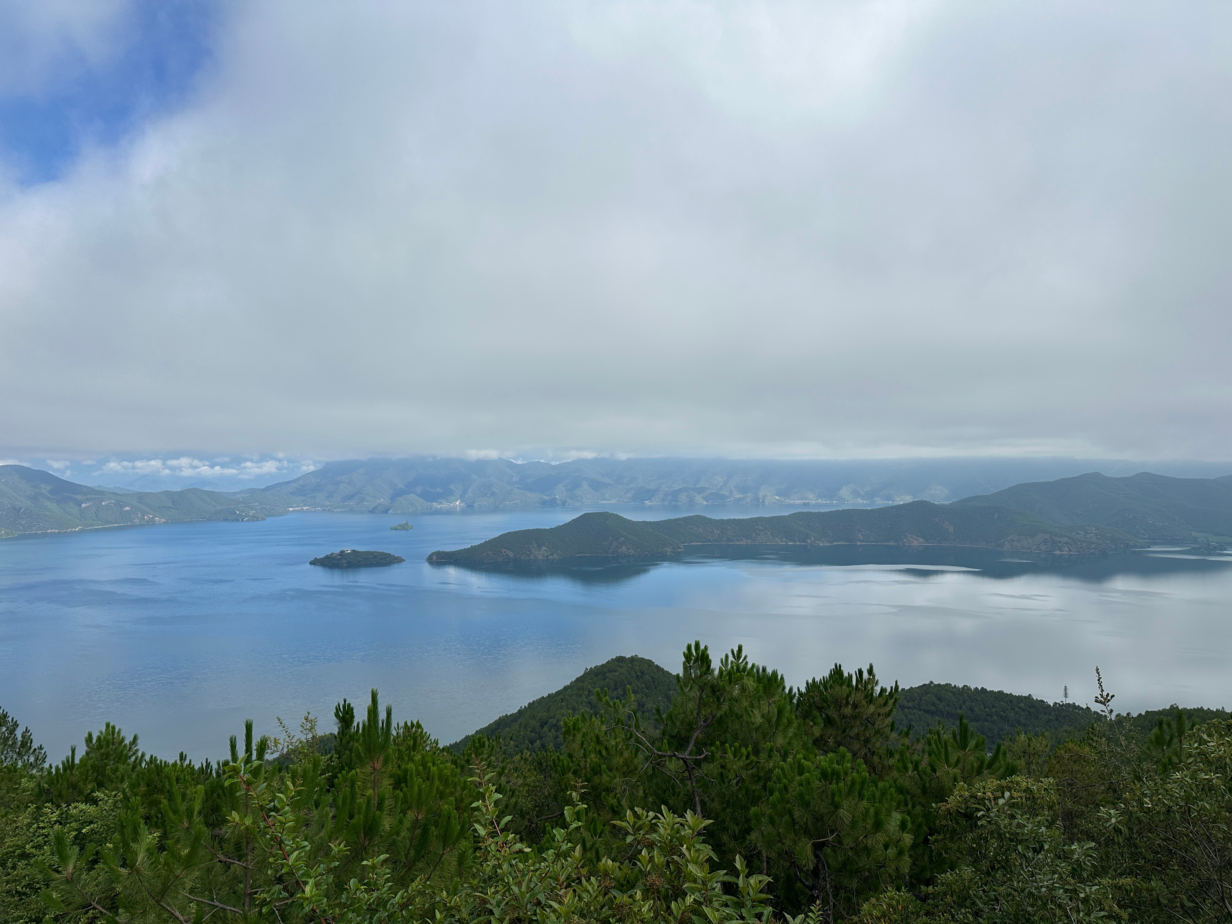 看过很多山山水水 泸沽湖还是太美了 