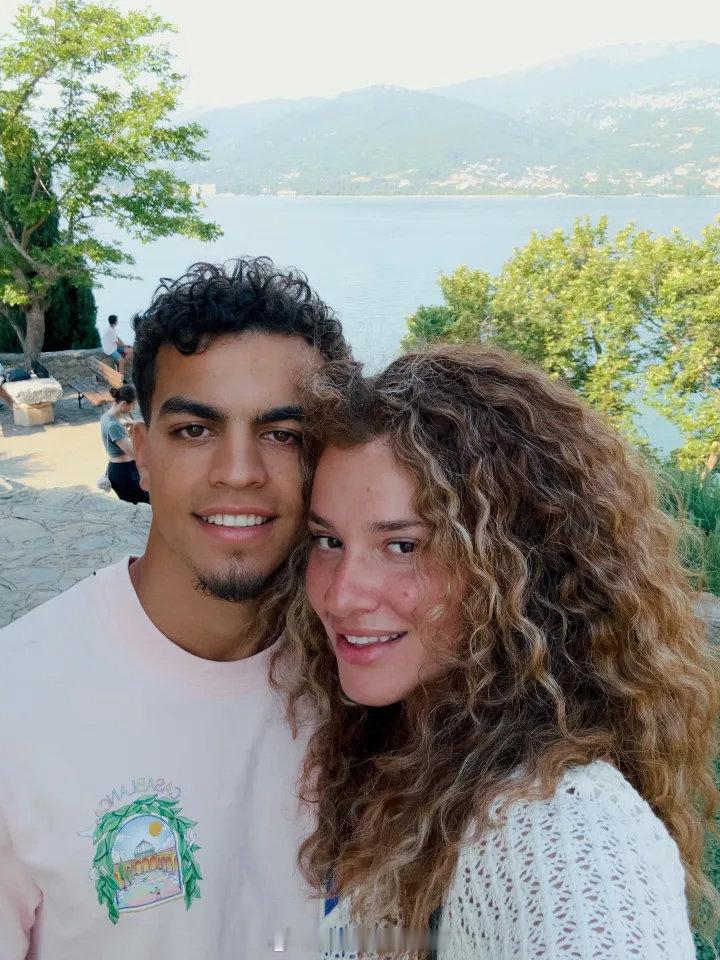 【英超球星一家亲】布莱顿中场阿亚里（22岁）通过个人主页宣布，他的未婚妻库鲁塞夫