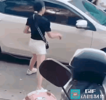 这个穿黑衣女子，是怎么回事？他的脾气怎么这么暴躁？白色小车好像没有惹他，没有撞到
