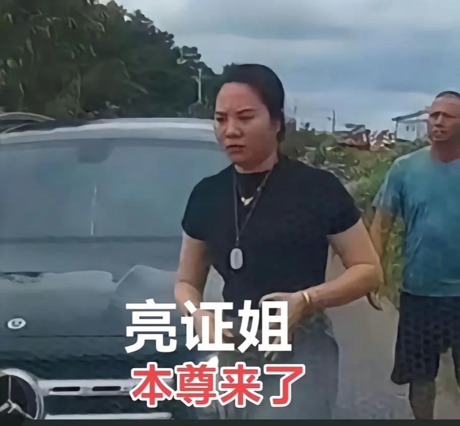 亮证姐原来才结婚一两年时间，而车也是买了没多久，就被她搞出了这样的事情，让那么多