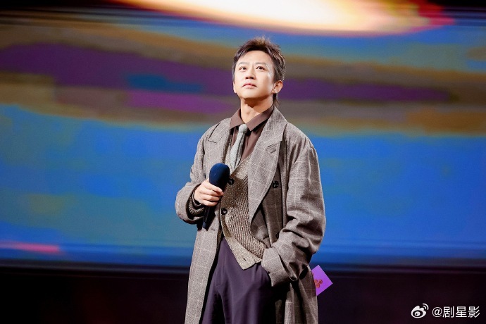 邓超喜欢健康的肤色邓超不进组的原因是要带孩子 耿直表态喜欢健康肤色，养生达人实锤