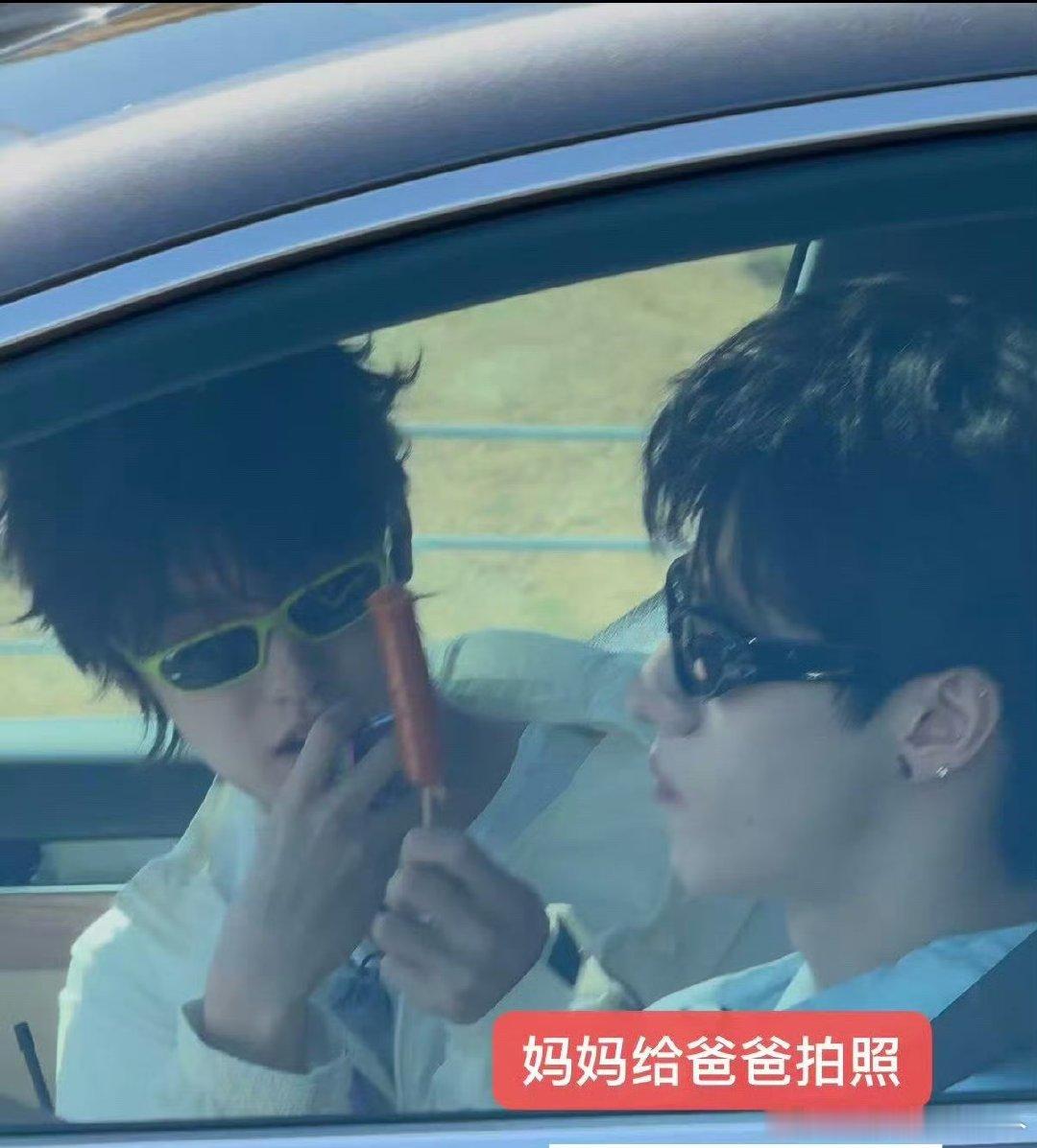 张泽禹吃东西也不忘给朱志鑫拍照张泽禹边吃东西边给朱志鑫拍照  张泽禹吃东西也不忘
