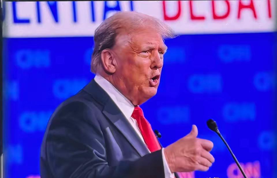 就在美国出武器装备给台湾，中国首次以“武力”威慑美国。中国公开表态：解放军将采取