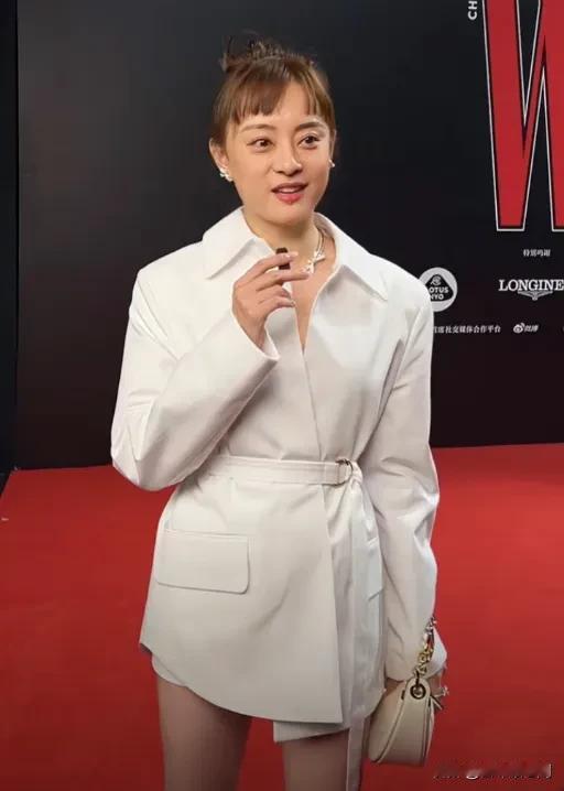 这状态不挺好的嘛，为啥人们老拿她容貌说事？作为一个明星保养到这个程度已经不错了，
