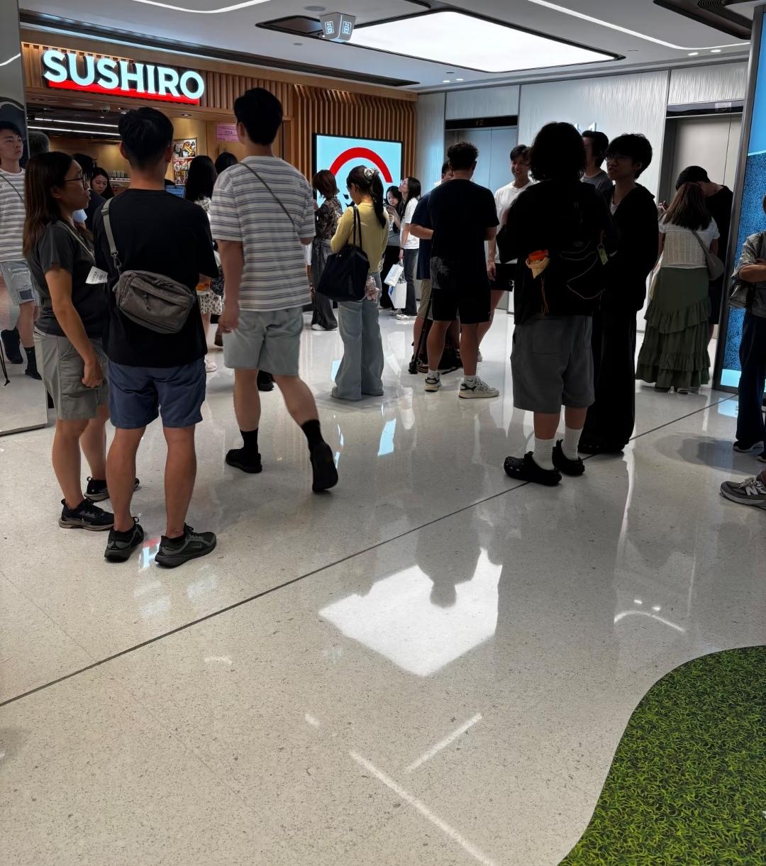 香港人民为啥那么喜欢吃寿司？
中午，大围围方 mall,12:30 到元气寿司，