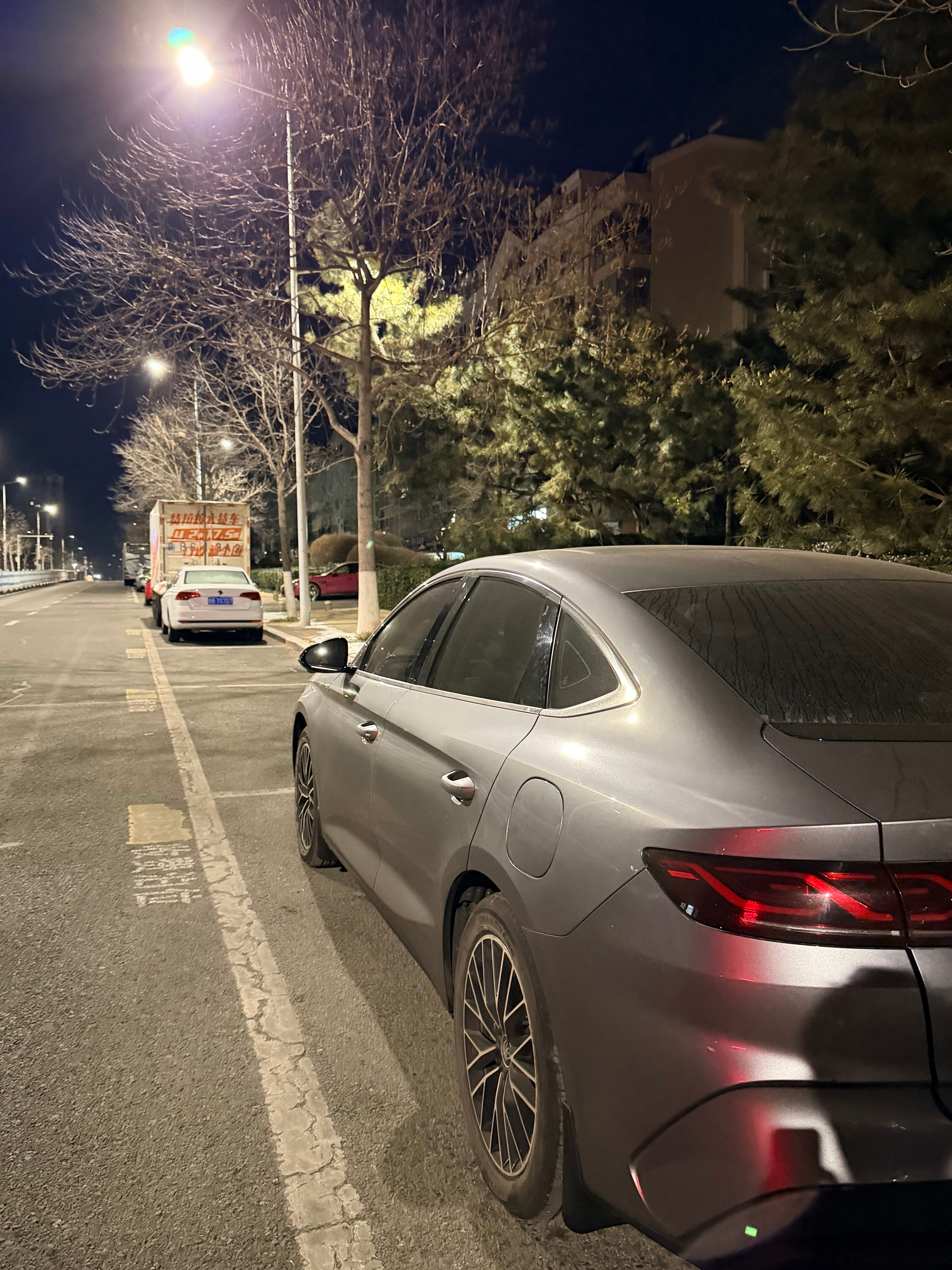 来得晚了没人管了，小区里车停满了，无奈之举停在了路边小梦日常分享 青岛