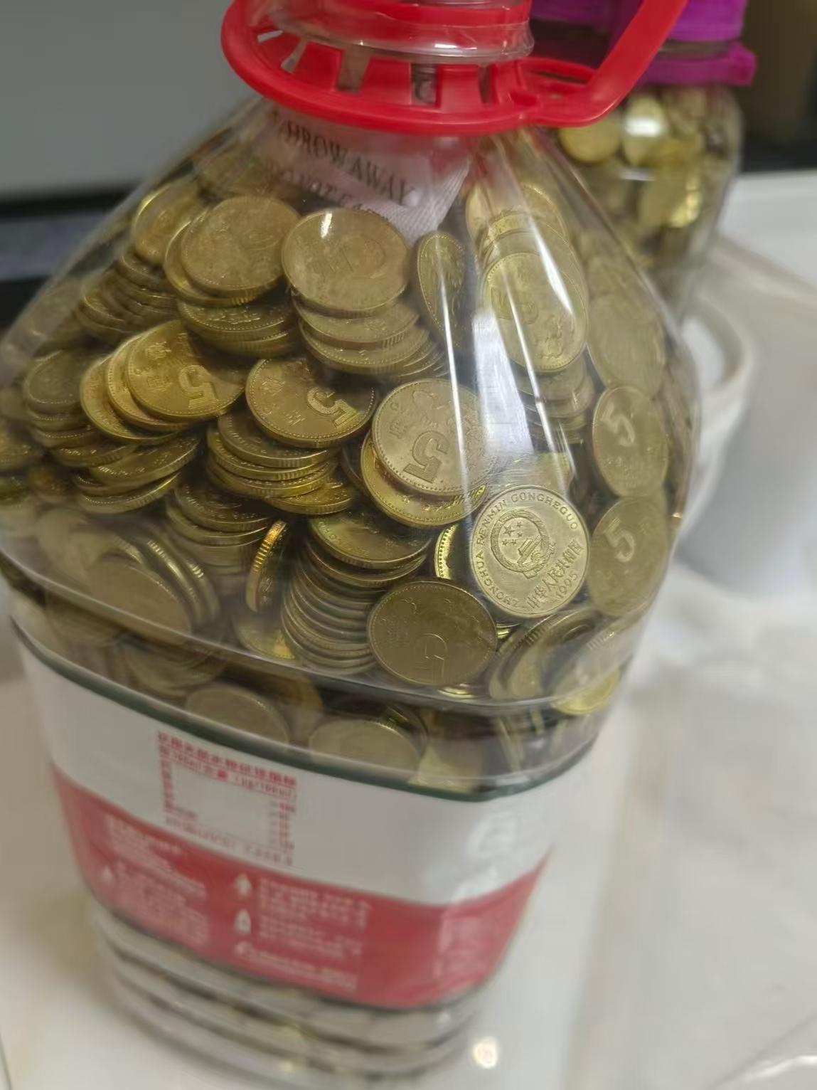 好多人还收这种硬币，我寻思不用花钱买黄金，拿硬币熔了打手镯看着也好看。但这事是违
