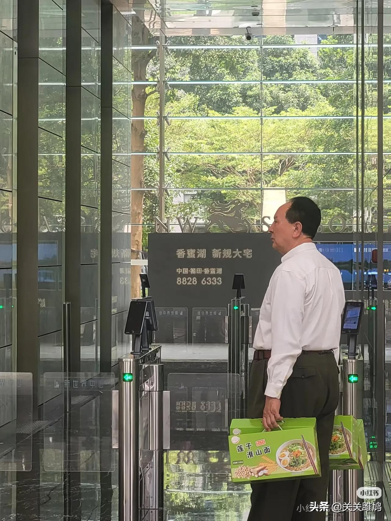 长得太像了!简直是一模一样啊!

在公司楼下，我看到了一个像极了毛主席的背影，瞬