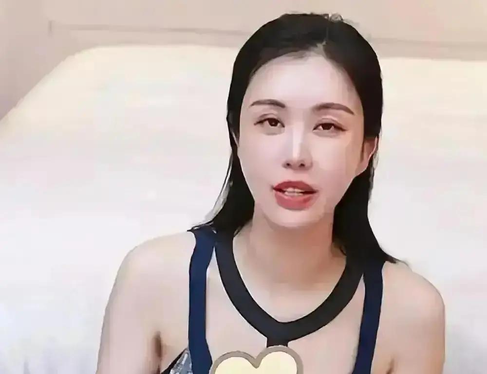 田朴珺520那场直播本来奔着“爱自己”去的，结果镜头一俯拍，滤镜碎了一地。
法令