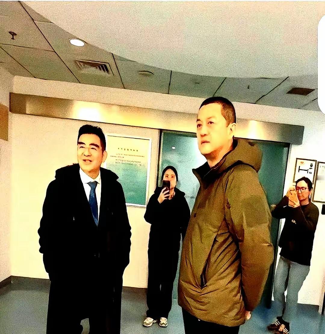 看李亚鹏在饭局上那几下操作，算明白为啥有人欠着几个亿还能活得那么体面了。
 
太