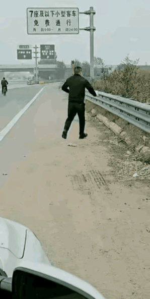 人有三急，他这应该也是实在没办法了！