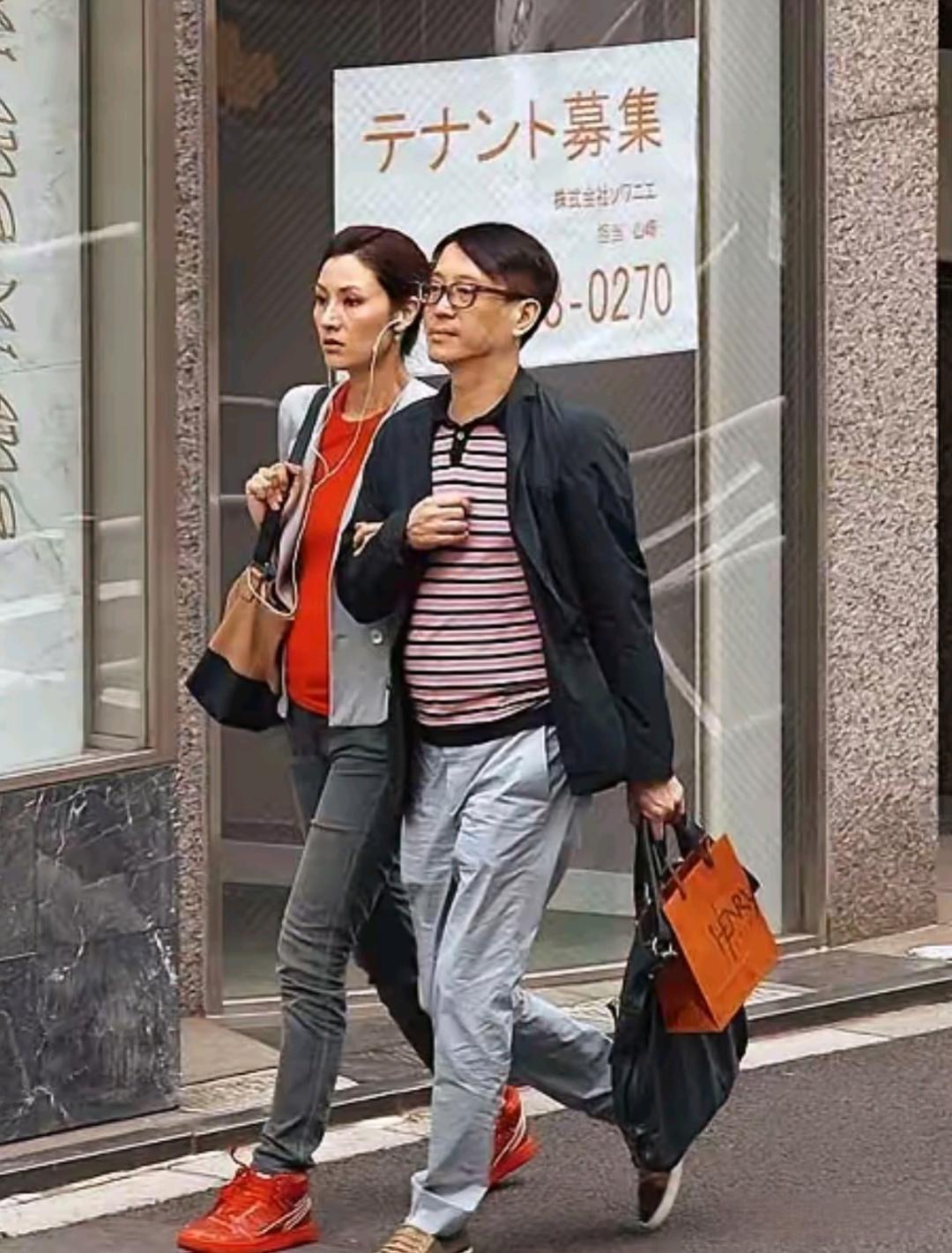 多年以前，有网友在日本偶遇许晋亨和李嘉欣的一张合影。

那时，看着许晋亨还没有奔