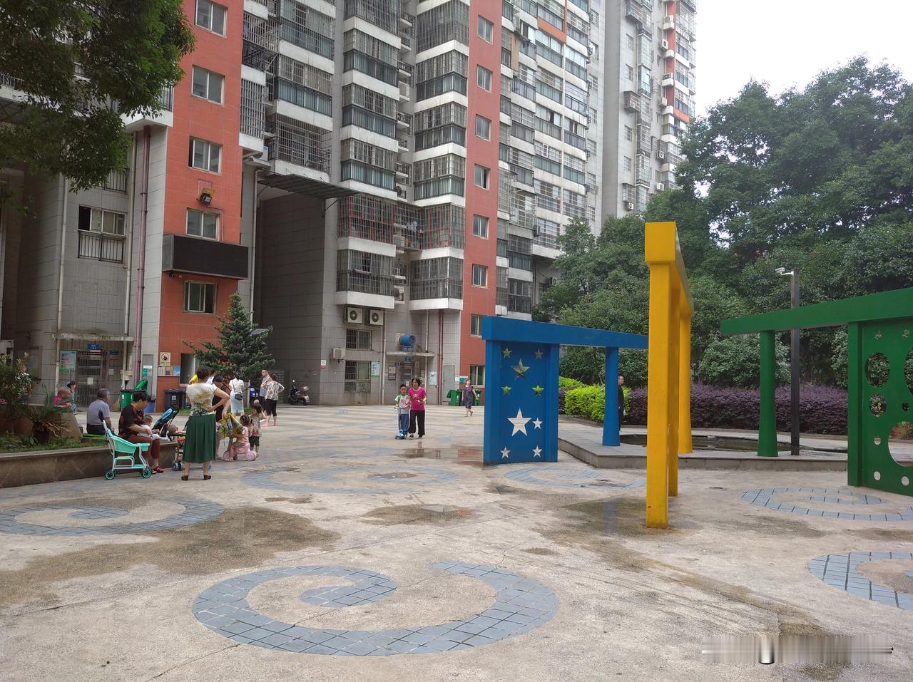 清晨 孩子和老人是小区一道靓丽的风景线 最近雨水有点频繁 植被葱葱郁郁