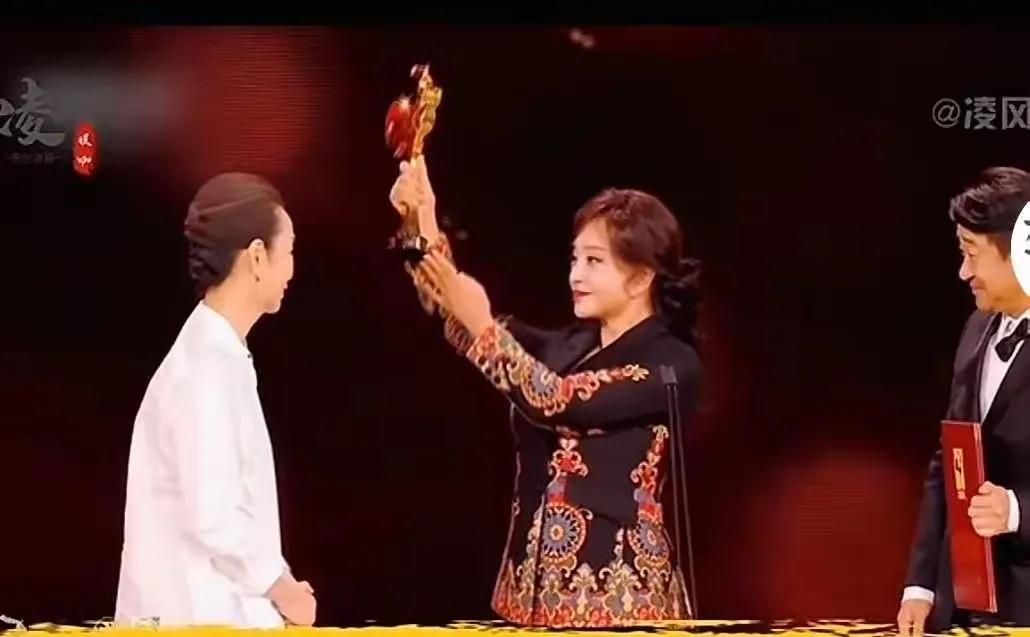 刘晓庆和奚美娟，谁更聪明？奚美娟低调内敛，有自己的孩子，演技了得，内心强大。一次