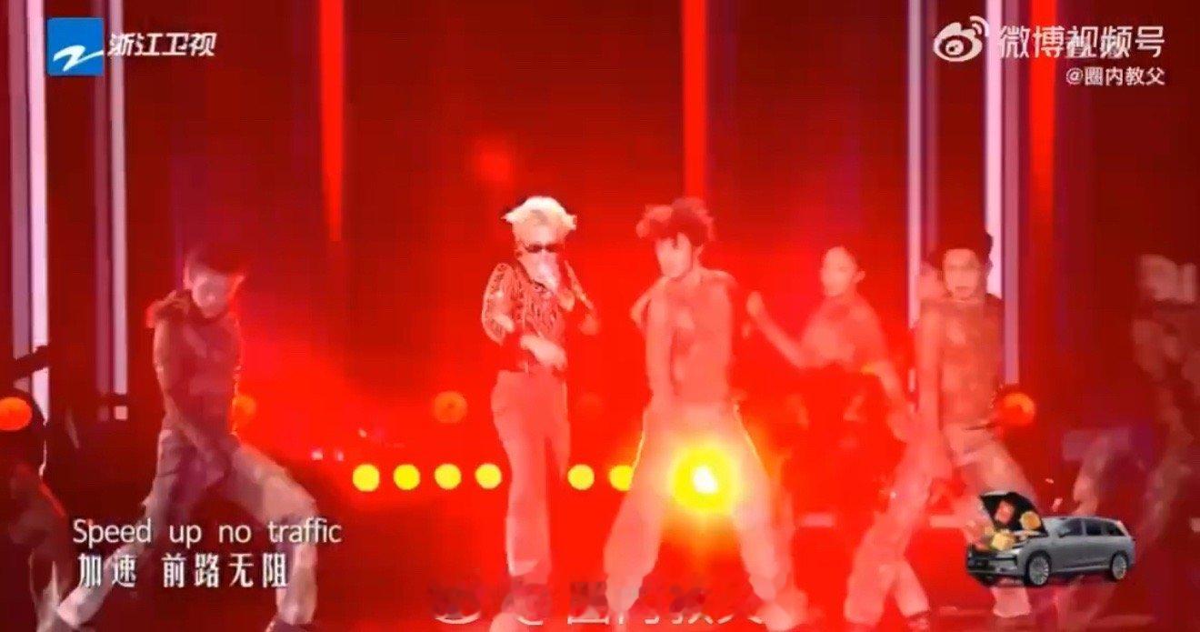 周震南舞台太炸了 今晚的周震南，用舞台实力说话了。《嘘（BBB）》的完成度太高了