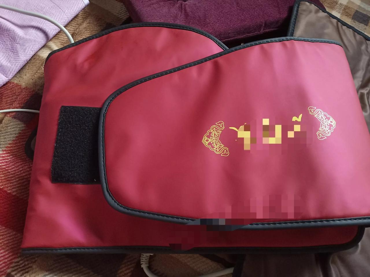 昨晚老婆哼着小曲回来了，偷偷的跑到小房间插上了门。我蹑手蹑脚的跟过去，轻轻的拧开