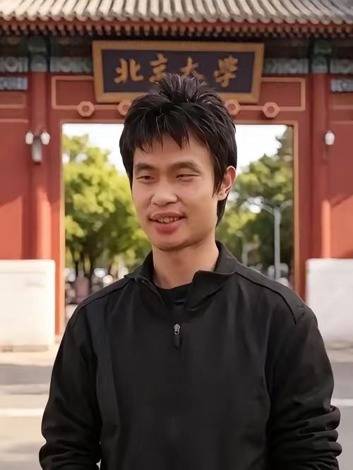 北大“韦神”韦东奕，他向内求索，专注数学研究。
上海“流浪大师”沈巍向外传道，传