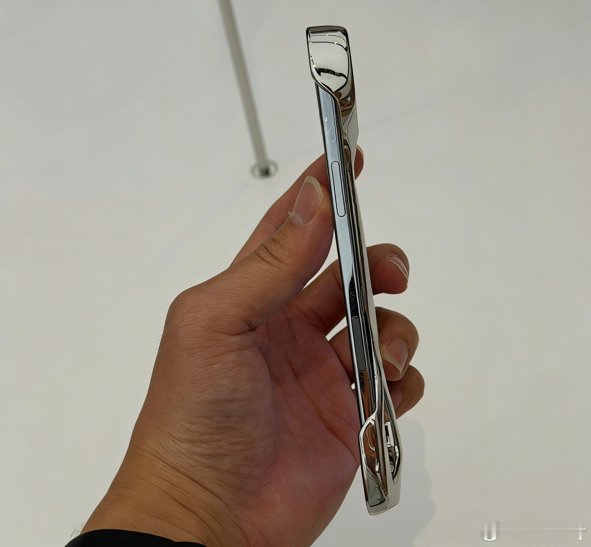 数码小厂的出路在哪做一些小而美的事情其实更能打动人心。比如当年的魅族，被吉利收购