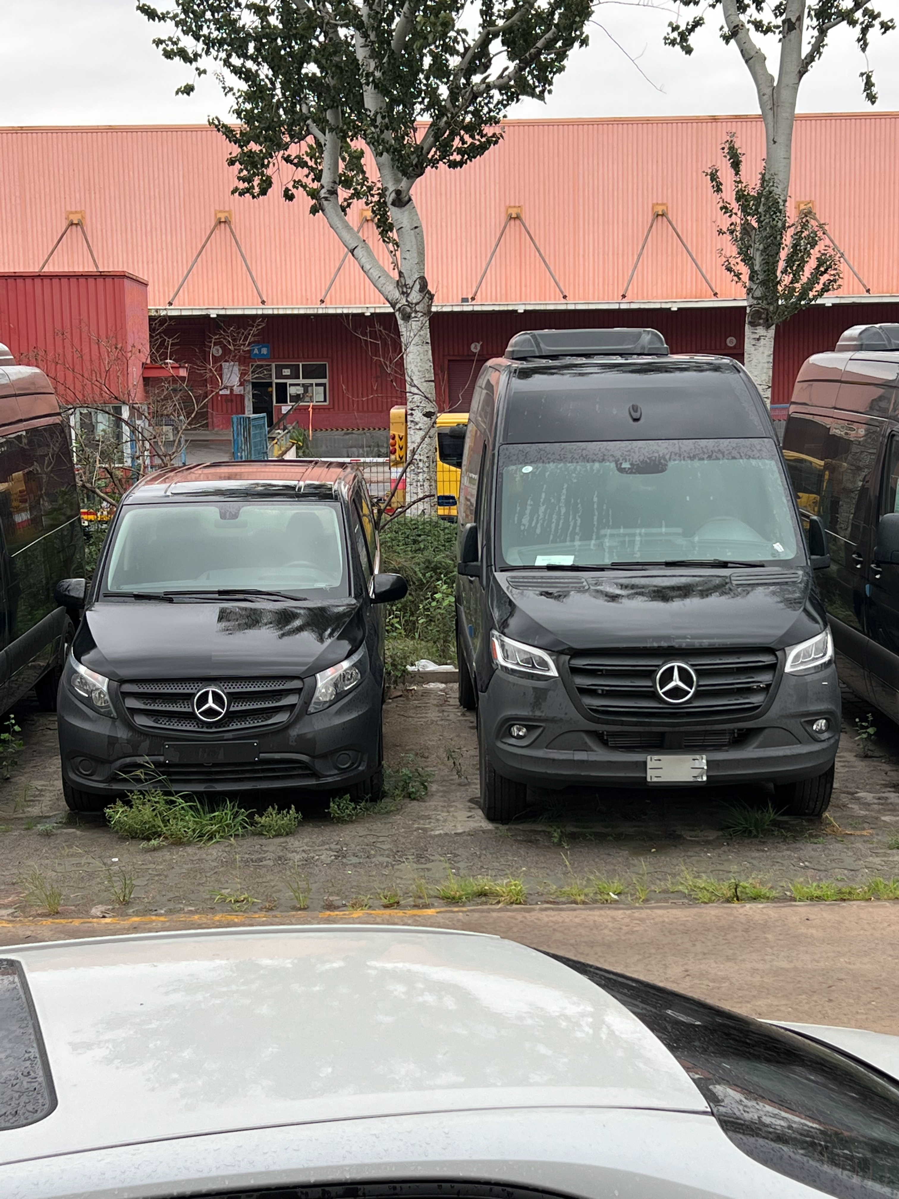奔驰斯宾特和奔驰V class设计语言都差不多，大小差了不少当时看加高的斯宾特，