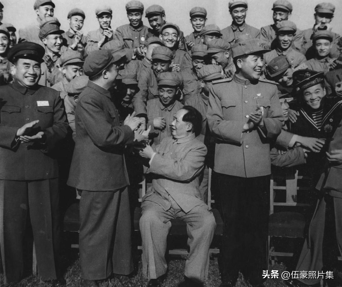 1952年5月23日下午，毛泽东主席在中南海怀仁堂后的草坪上，接见了中国人民志愿