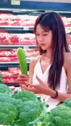 姑娘，黄瓜要洗了再吃，没洗会有农药残留的