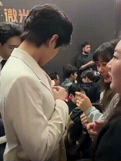 成毅你这吓得连着后退好几步的动作是认真的吗？
真的要被成毅笑亖了，他真不愧是我们